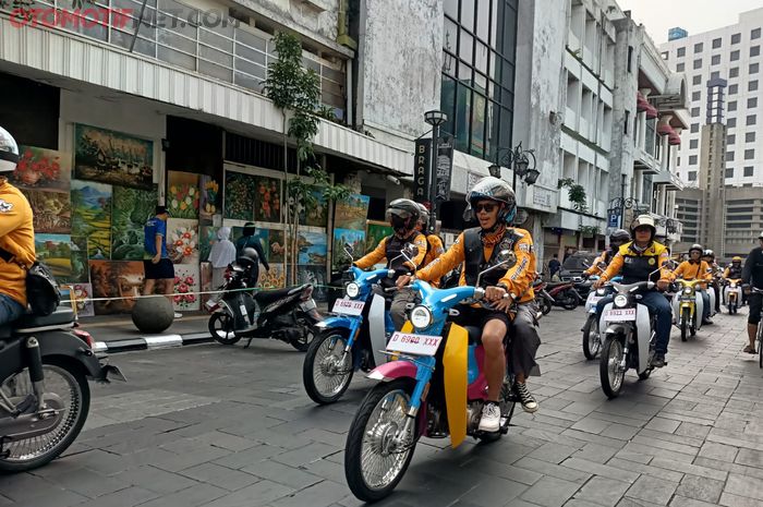 Peserta sunmori menggunakan SM Classic saat melewati daerah Jalan Braga Bandung