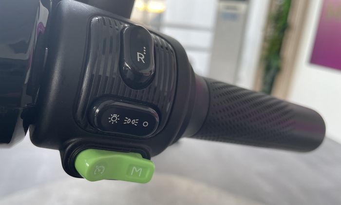 Ada tombol mundur, cruise control dan tombol untuk memilih mode berkendara Polytron FOX 200