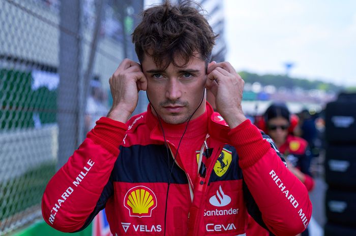 Saat George Russell juara F1 Sao Paulo 2022, Charles Leclerc kecewa tidak diizinkan bertukar tempat dengan Carlos Sainz yang membutuhkan poin dalam perebutan tempat kedua klasemen