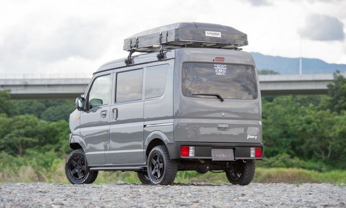 Modifikasi saudara Suzuki Carry juga mendapat tenda di atap