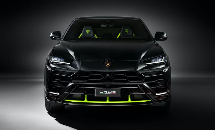 Tampilan depan Lamborghini Urus Graphite Capsule