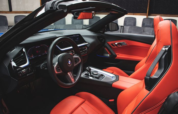 Kabin BMW Z4 dibuat mencolok berbalut kulit warna Magma Red