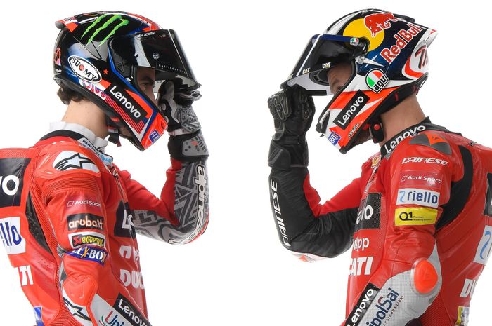 Franceso Bagnaia (kiri) dan Jack Miller, bangga bisa menjadi pembalap tim pabrikan Ducati di MotoGP 2021