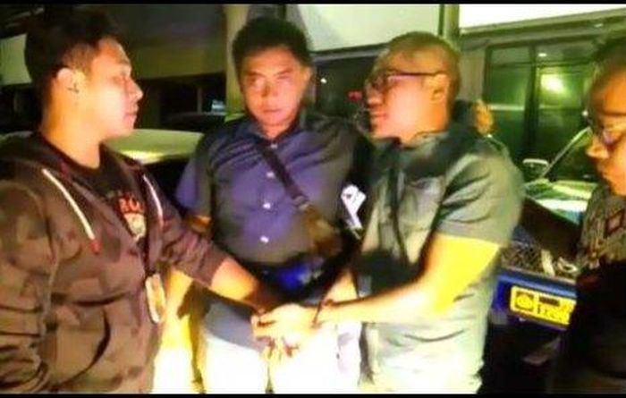 Tohap dijemput dengan menggunakan mobil yang dikendarainnya saat tertilang, Toyota Agya Putih.