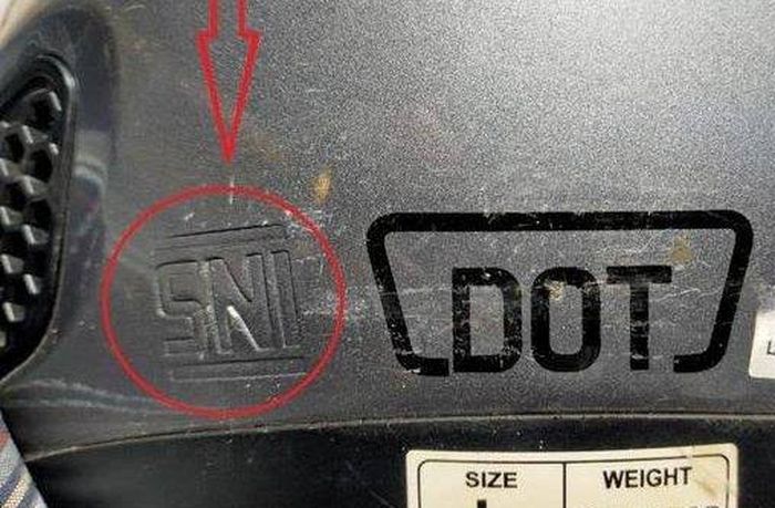 Ilustrasi logo SNI di helm motor