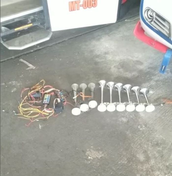 Klakson telolet basuri yang telah dilepas dari unit bus PO Megati Trans