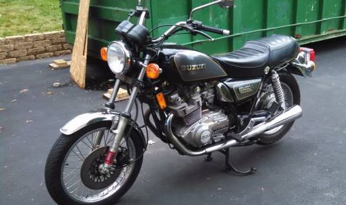 Kenalin nih sob, Suzuki GS450A Suzukimatic. Naked bike tanpa kopling dan pakai girboks dua percepatan.