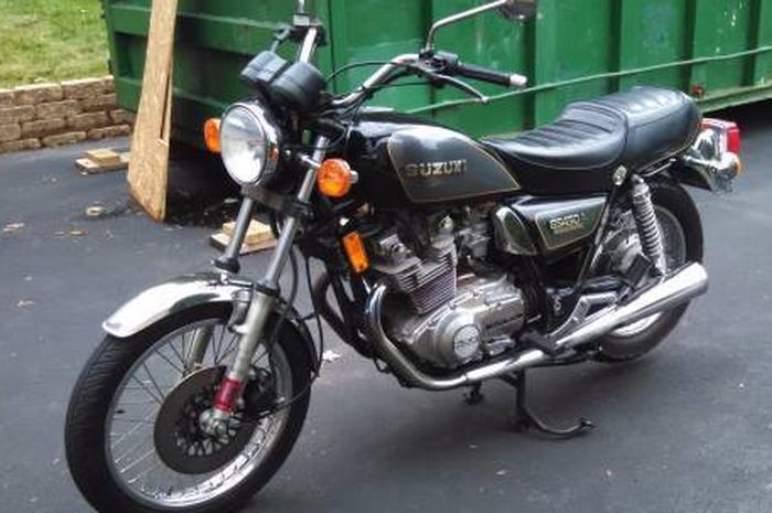 Kenalin nih sob, Suzuki GS450A Suzukimatic. Naked bike tanpa kopling dan pakai girboks dua percepatan.