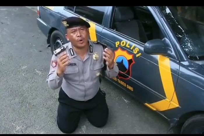 Petugas polisi berdoa minta mobil patroli baru
