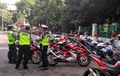Bubar! Polisi Garuk Anak-anak Cornering di Monas, Belasan Motor Diciduk