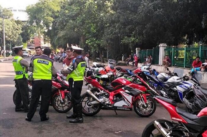 Polisi Membubarkan kegiatan sunmori dengan kebut-kebutan di daerah Monas, Jakarta Pusat