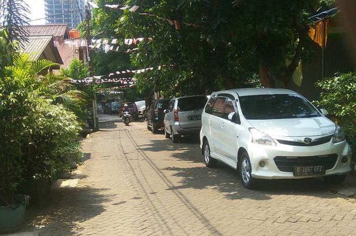 Mobil warga yang tak memiliki garasi terparkir di Jalan Pancoran Barat IX, Jakarta Selatan, Jumat (8/9/2017)
