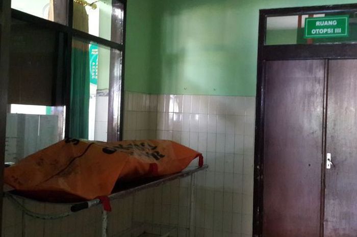 Mayat PA yang diduga korban pembunuhan oleh oknum TNI di Kamar Mayat Rumah Sakit Saiful Anwar Kota Malang, (29/5/2018)