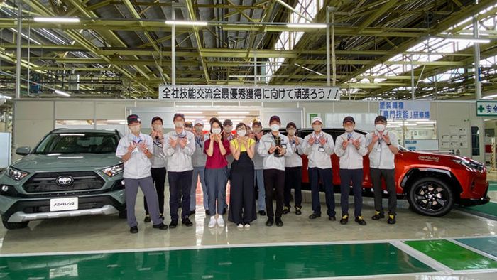 Toyota RAV4 Limousine ini hasil garapan 200 karyawan Toyota Jepang