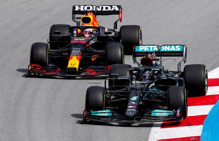 Max Verstappen terlibat pertarungan sengit dengan Leiws Hamilton di F1 Spanyol 2021