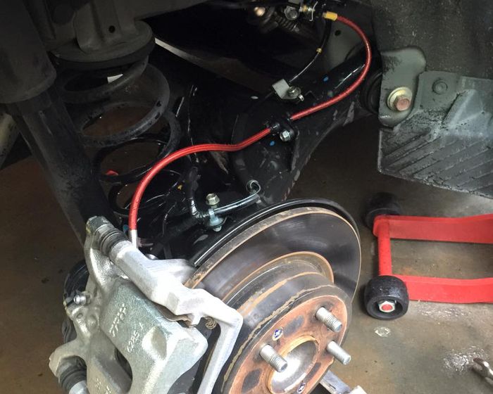 Slang Rem Aftermarket Terpasang di Kaliper Rem Mobil