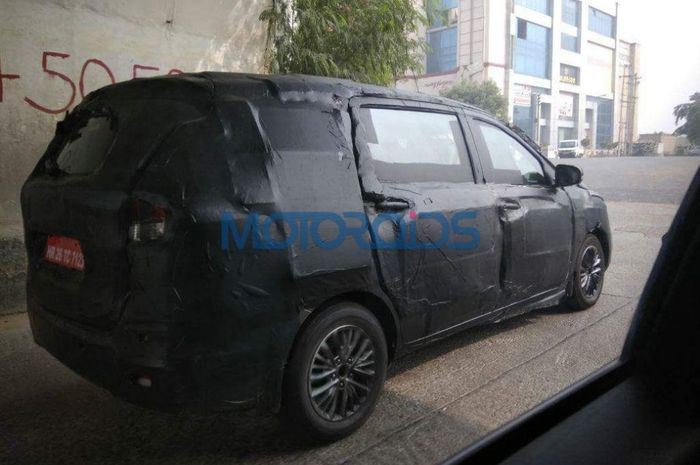 Suzuki Ertiga versi baru teriduksedang di tes di jalanan