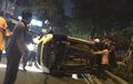Ditabrak Motor, Mobil Terbalik. Kronologinya Jadi Kontroversi