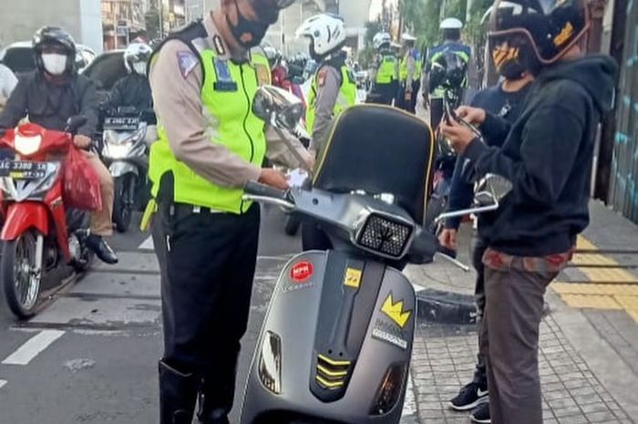 Anak Vespa yang terkena tilang karena tidak gunakan plat nomor