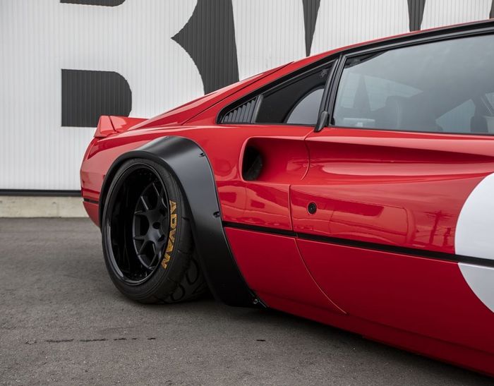 Over fender bikin tampilan Ferrari 308 GTS makin gambot