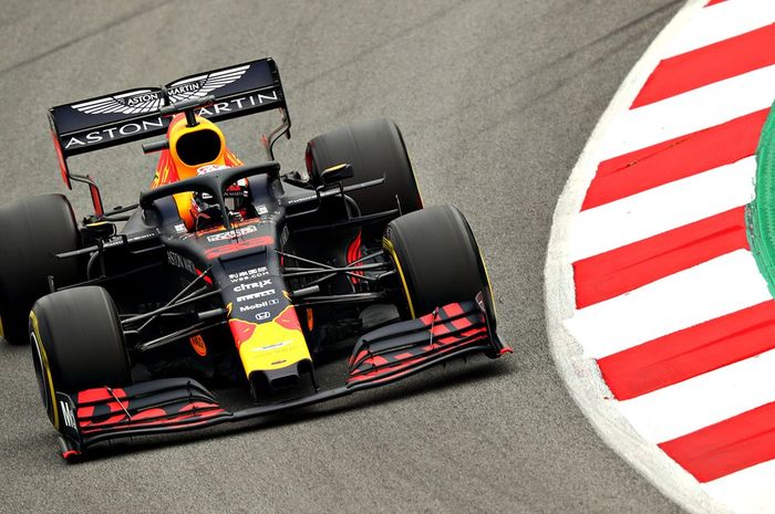 Max Verstappen saat menguji mobil Red Bull RB15 dalam tes pramusim F1 2019