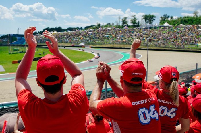 Ducati memiliki tribun sendiri di sirkuit Misano untuk memberi semangat pembalapnya di MotoGP San Marino