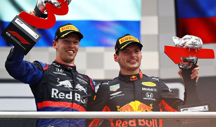 Daniil Kvyat yang naik podium ketiga, foto bareng Max Verstappen sebagai pemenang F1 Jerman