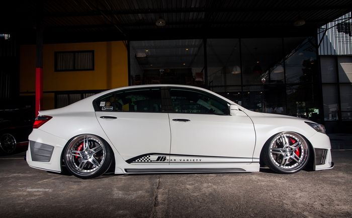 Modifikasi Honda Accord VIP Style ditopang airsus dan pelek  W-Work Durandal DD5