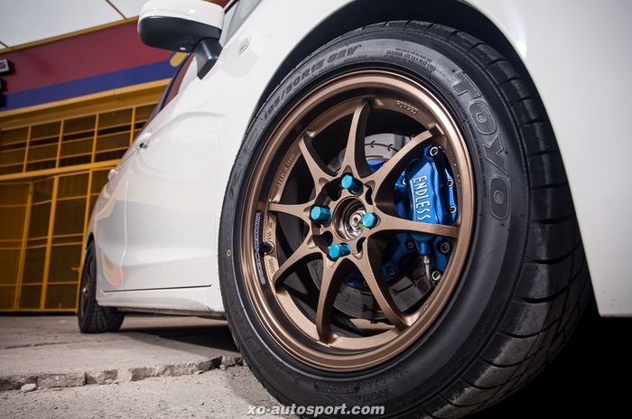 Modifikasi Honda Jazz GK5 pakai pelek  Volk Racing CE28 ukuran 15x7 inci