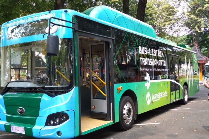 Bus Transjakarta bermesin listrik