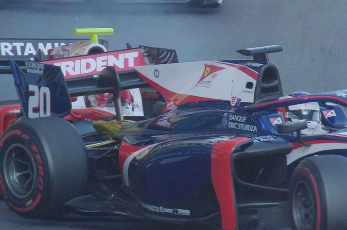 Sean Gelal menyundul bagian belakang mobil Giuliano Alesi pada race 2 F2 Monako