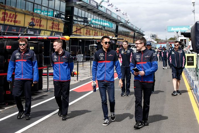 Pendatang baru Alexander Albon (kedua dari kanan) bersama kru tim Toro Rosso jalan kaki menelusuri trek Albert Park