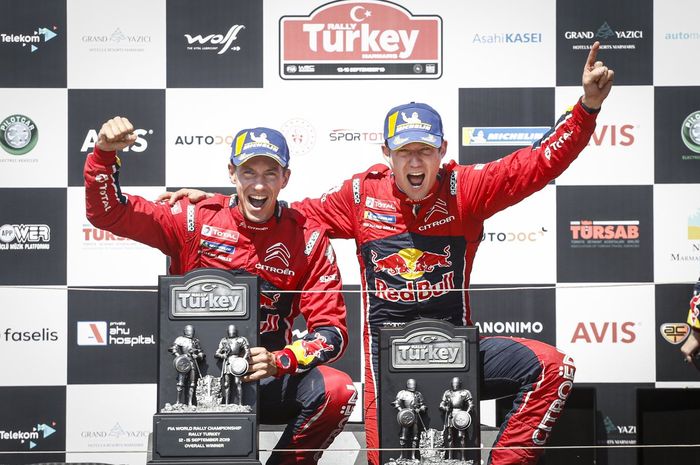 Sebastien Ogier (kanan) dan co-driver Julien Ingrassia merayakan kemenangannya di reli Turki 2019