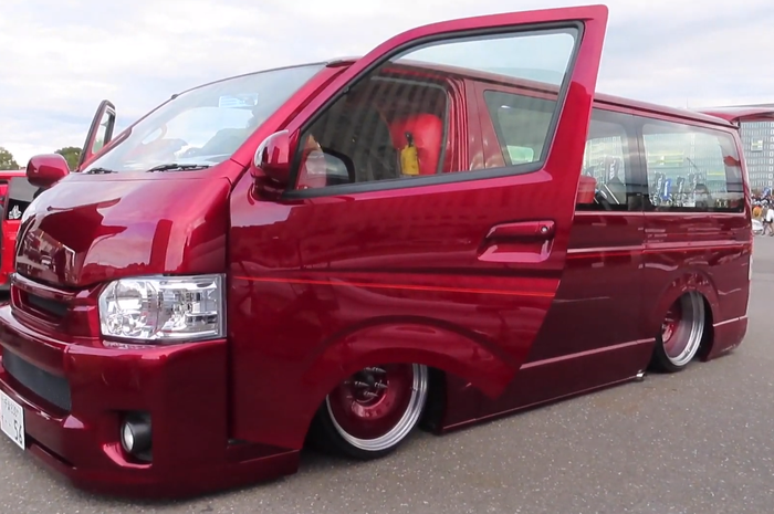 Modifikasi Toyota Hiace dengan tema Impala merah