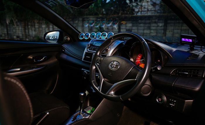 Tampilan kabin sporty modifikasi Toyota Yaris lele