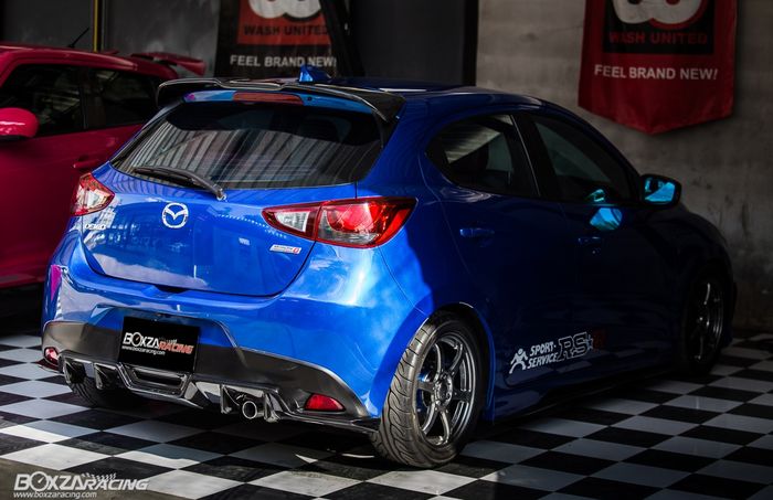 Tampilan belakang modifikasi Mazda2 bergaya street racing