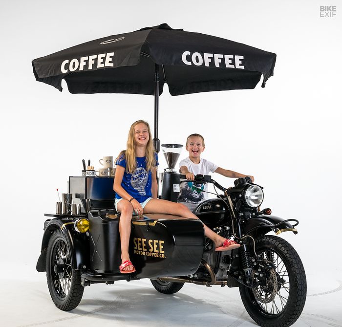 Payung besar ala cafe pada umunya pun ikut terpasang