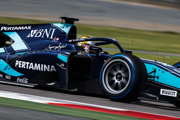 Sean Gelael pada tes pramusim F2 Sakhir, Bahrain hari pertama. Mobil F2 tahun ini menggunakan ban 18 inci