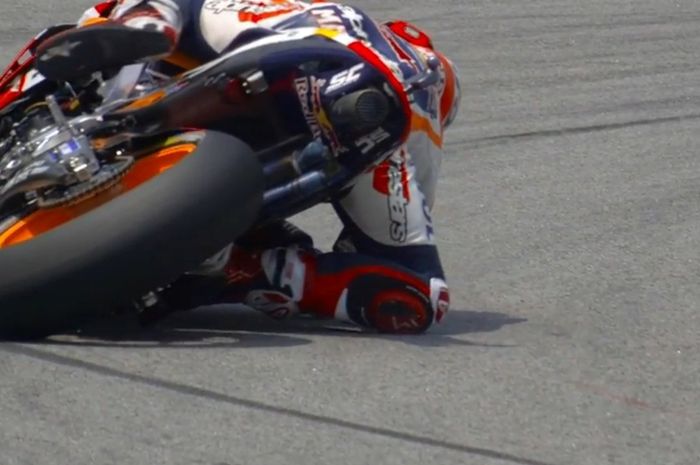 Marc Marquez hampir jatuh 