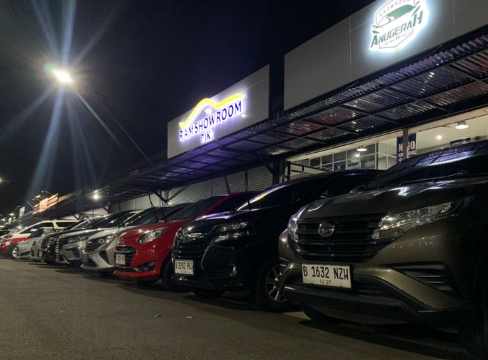 Deretan mobil bekas di Bursa Otomotif Buana