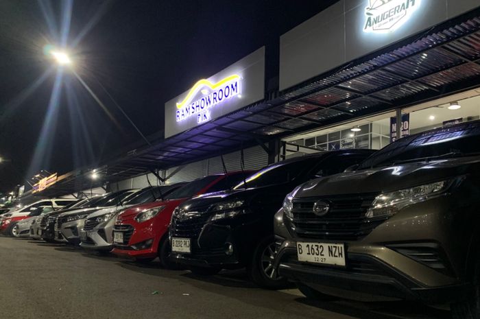 Deretan mobil bekas di Bursa Otomotif Buana