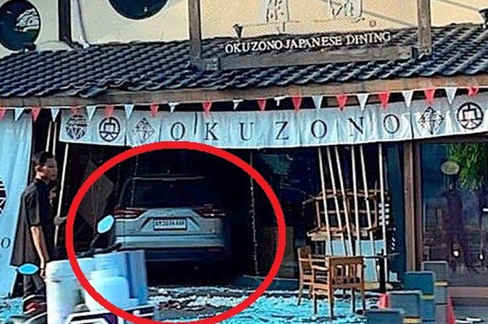 Dalam lingkaran merah, Toyota Kijang Innova Zenix yang menabrak restoran Jepang Okuzono di wilayah Senopati, Kebayoran Baru, Jakarta Selatan