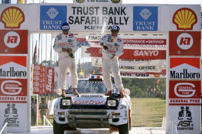 Pereli Prancis, Didier Auriol yang mengemudikan mobil Toyota Celica 4WD di podium Reli Safari