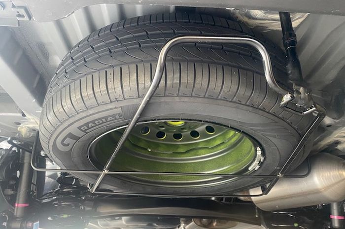 Posisi ban serep Toyota Kijang Innova Zenix