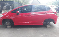 Sadis! 4 Ban Honda Jazz Raib Digondol Maling, Kaca Dipecah Incar Head Unit Juga