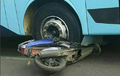 Ngeri...Yamaha Mio Telat Ngerem, Banting Kanan Disambar Bus Pariwisata