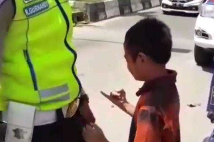 Bocah nangis peluk polisi dan minta janji kelingking agar tidak ditilang polisi
