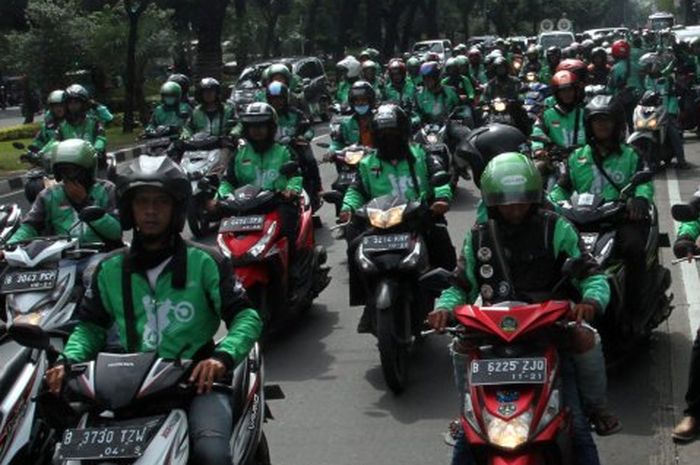 Demo ojek online di depan gedung DPR-MPR, Senin (23/4/2018).