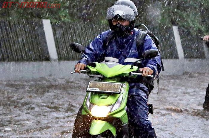 Motor matik menerobos banjir