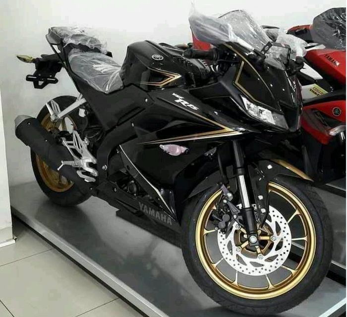 All New Yamaha R-15 dengan warna hitam metalik dan pelek emas